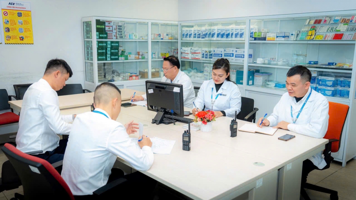 Hội ý chuyên môn tại phòng trực chỉ huy Đội y tế khẩn nguy. 