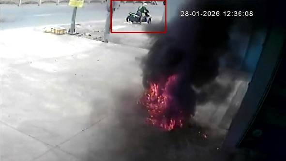 Hình ảnh đối tượng Nguyễn Ngọc Tiến rời đi sau khi ném chai xăng. Ảnh: Công an Cần Thơ