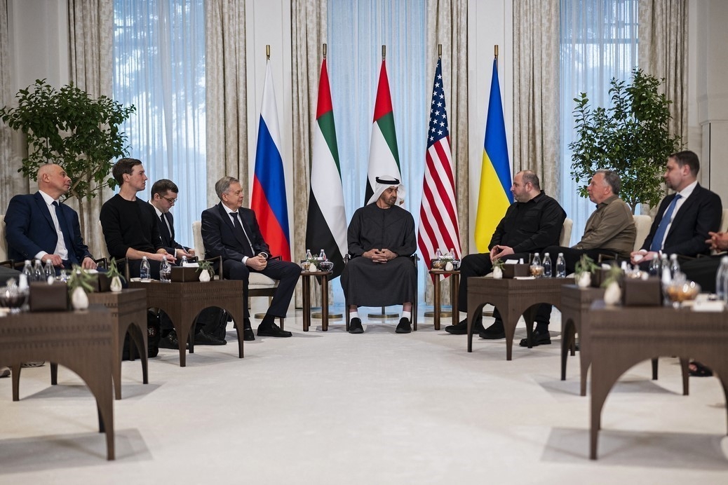 Tổng thống UAE Sheikh Mohamed bin Zayed al-Nahyan (giữa) trong cuộc gặp đại diện phái đoàn Mỹ, Nga và Ukraine tham dự cuộc đàm phán ba bên, tại Abu Dhabi, ngày 23/1/2026. (Ảnh: Reuters/TTXVN)