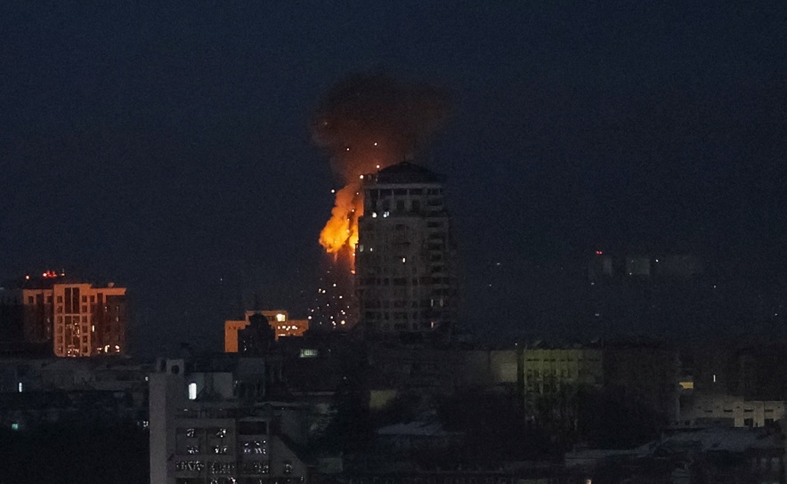 Hình ảnh về một vụ tấn công ghi nhận tại thủ đô Kiev của Ukraine. Ảnh: Reuters