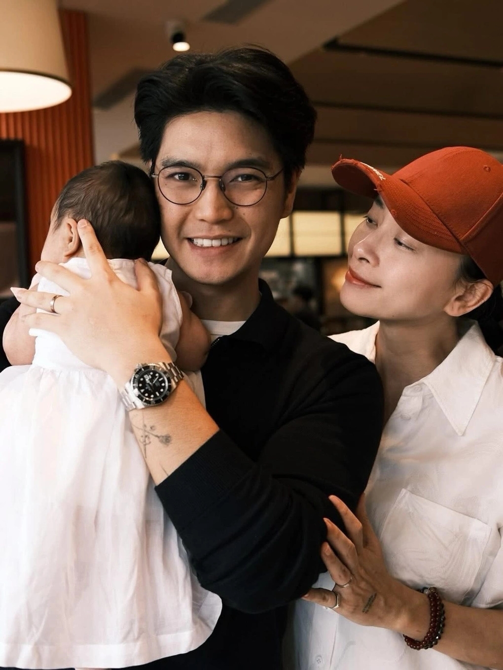 Ngô Thanh Vân chia sẻ video ông xã Huy Trần hát chúc mừng sinh nhật theo cách hài hước. Ông bố một con khiến vợ cười sảng khoái khi thể hiện ca khúc theo giai điệu cải lương.