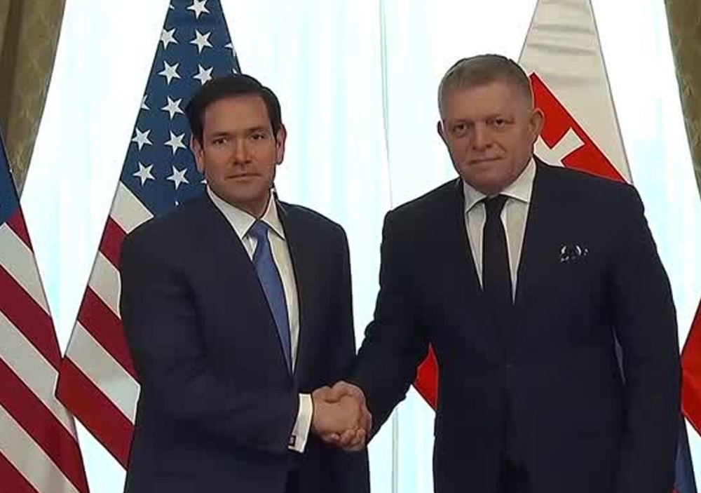 Ngoại trưởng Mỹ Marco Rubio (trái) và Thủ tướng Slovakia Robert Fico (phải). Ảnh: Reuters