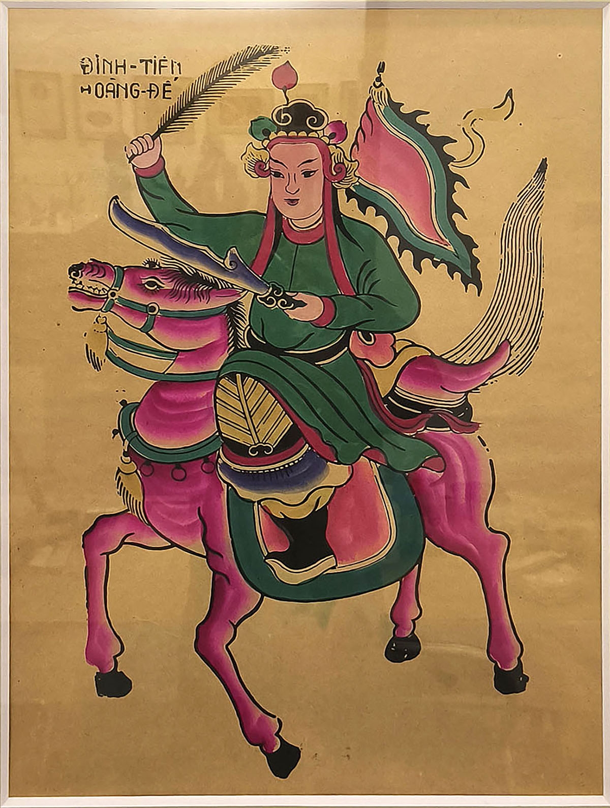 Ở bức tranh “Đinh Tiên Hoàng Đế”, chú ngựa chiến được khắc họa hết sức cao lớn oai hùng. Con chiến mã với bộ vó chắc khỏe đang mở to đôi mắt, đăm đăm nhìn phía trước với cái mõm hé mở và đôi cánh mũi dường như đang phập phồng.