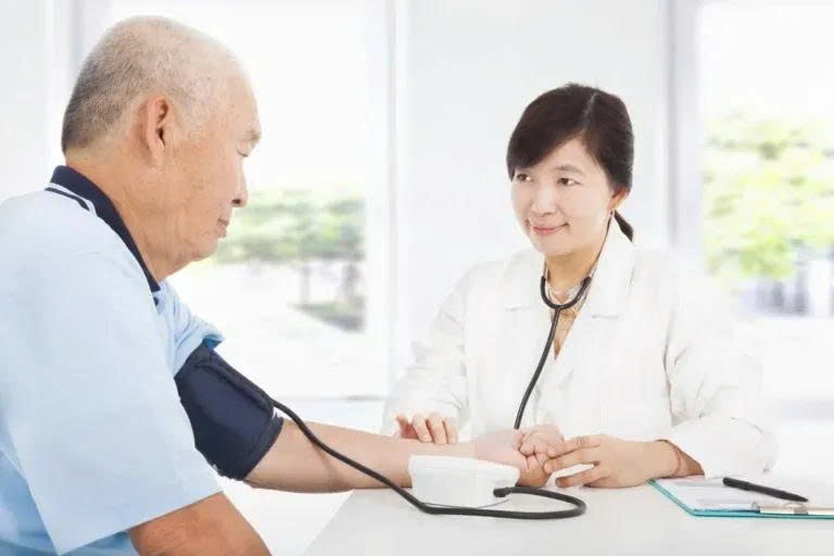 Chăm sóc sức khỏe người cao tuổi sau Tết là sự kết hợp giữa dinh dưỡng hợp lý, vận động nhẹ nhàng và tinh thần lạc quan