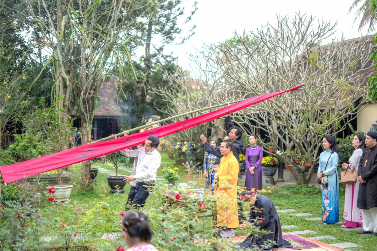 Dựng nêu đón Tết tại gia đình bà Thái Kim Lan