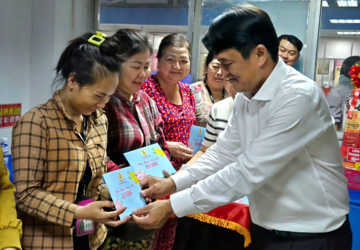 Ông Bùi Thanh Nhân - Phó Chủ tịch Ủy ban MTTQ Việt Nam TP.HCM, Chủ tịch Liên đoàn Lao động TP trao lì xì Tết cho công nhân khó khăn (Ảnh: C.H)