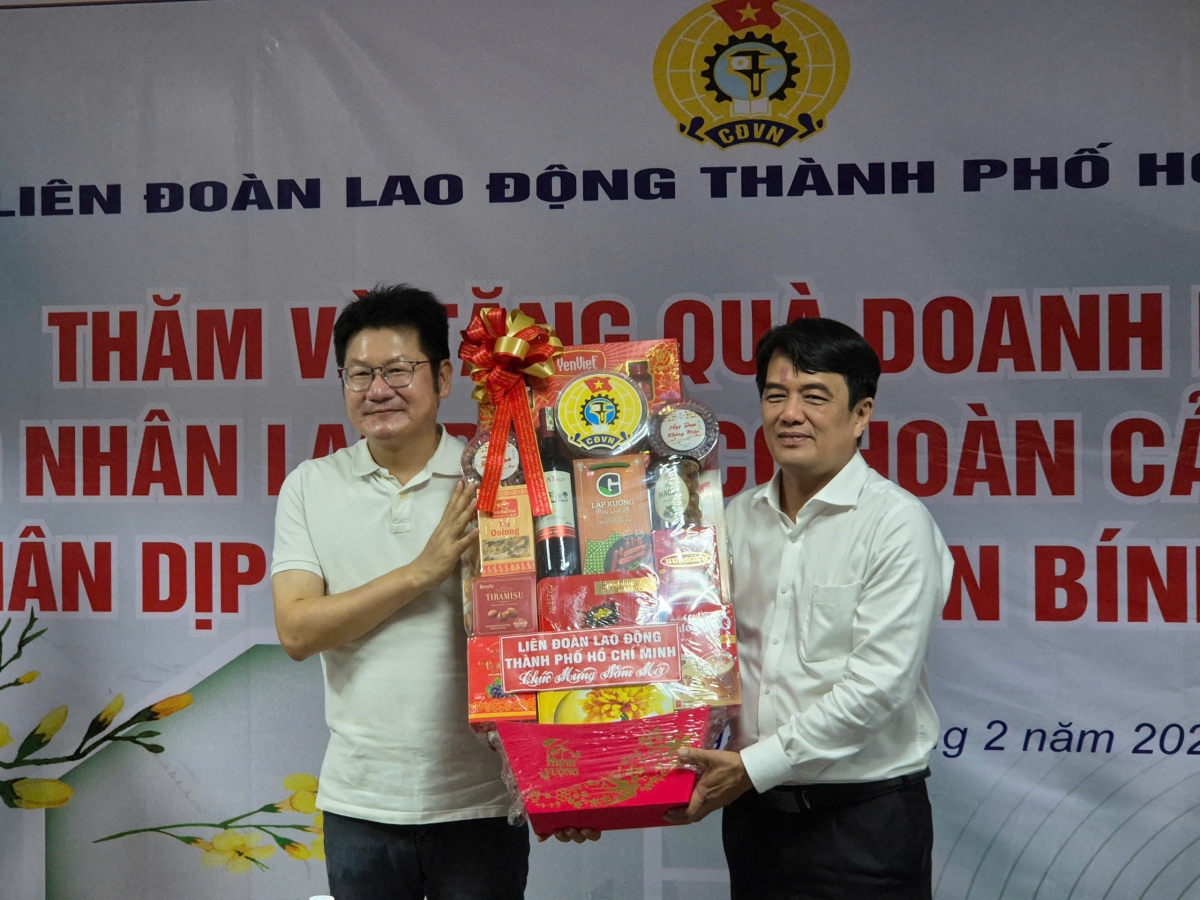 Thăm và tặng quà Công ty TNHH Pouyuen Việt Nam - đơn vị có đông người lao động nhất TP.HCM (Ảnh: C.H)