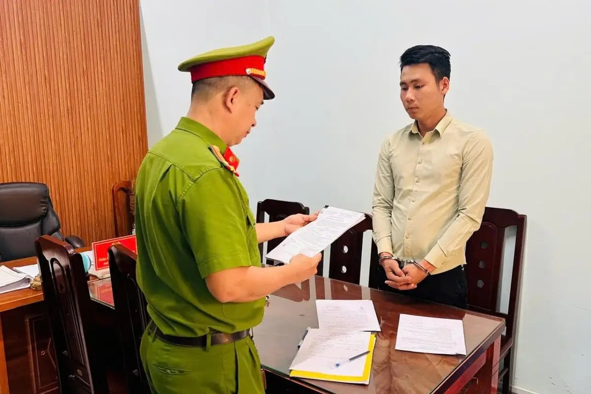 Ngày 21/2, Công an thành phố Đà Nẵng cho biết đã bắt giữ Nguyễn Phước Anh (36 tuổi, ở phường An Khê), là đối tượng bị truy nã về tội “lừa đảo chiếm đoạt tài sản”. Đây là đối tượng đã lừa đảo hàng trăm triệu đồng của nhiều tài xế. Nguyễn Phước Anh bị bắt giữ khi vừa về quê thăm người thân và đón Tết Nguyên đán. (Ảnh: CACC)