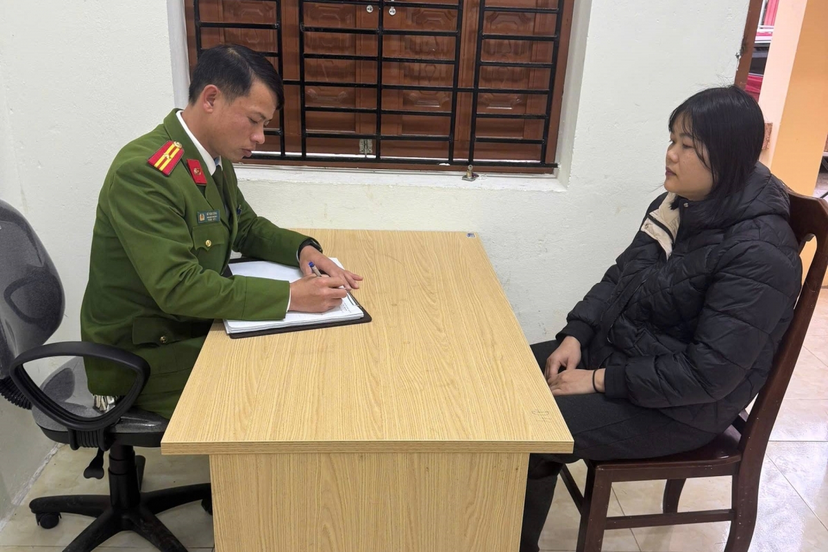 Ngày 23/2, Công an tỉnh Cao Bằng đã vận động thành công đối tượng truy nã đặc biệt nguy hiểm Nguyễn Thị Lãnh (SN 1986, trú tại xóm Hồng Nhị, xã Tĩnh Túc) ra đầu thú, sau 11 năm trốn thi hành án. Nguyễn Thị Lãnh bị TAND TP Cao Bằng tuyên phạt 12 năm tù về tội “Lạm dụng tín nhiệm chiếm đoạt tài sản” vào năm 2014 nhưng được hoãn thi hành án vì lý do sức khỏe, sau đó đối tượng bỏ trốn khỏi địa phương và có thời gian lẩn trốn tại Trung Quốc. (Ảnh: CACC)