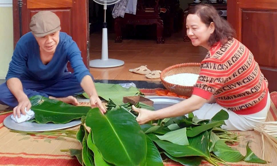 Nguyen Ngoc Thang, a local villager, says making Bánh chưng has been preserved for generations in Ngoc Ha village