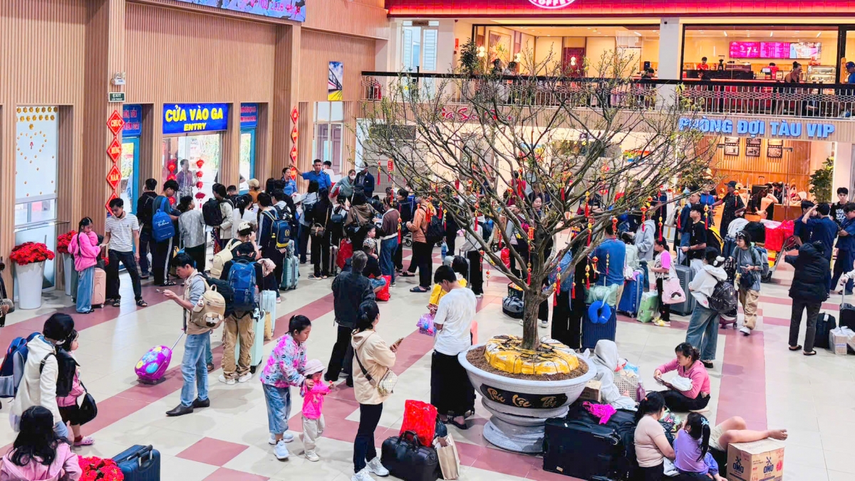 Ngành đường sắt khuyến cáo hành khách đi sớm (ảnh: A.T)