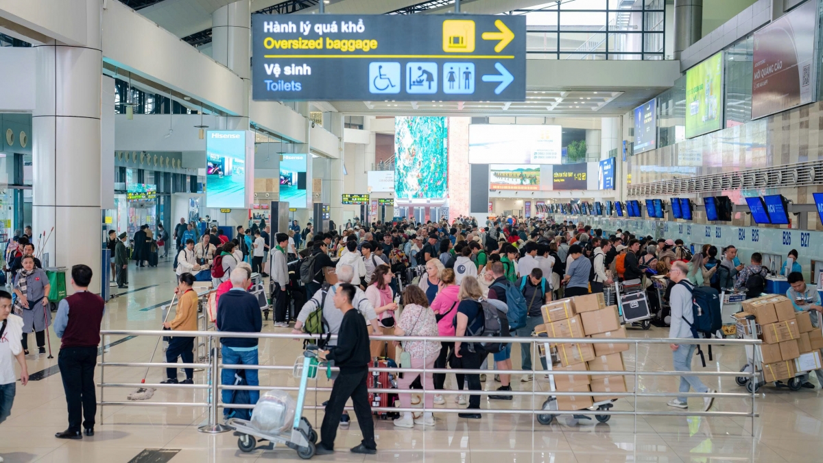 Trong ngày 14-15/2 (tức 27-28 Tết), <a href="https://vov.vn/xa-hoi/bo-xay-dung-kiem-tra-san-bay-noi-bai-truoc-cao-diem-tet-2026-post1268730.vov" target="_blank">Cảng hàng không quốc tế Nội Bài </a>ghi nhận lượng hành khách đạt mức cao nhất trong giai đoạn trước Tết Nguyên đán Bính Ngọ 2026, với hơn 116.276 lượt khách thông qua cảng.