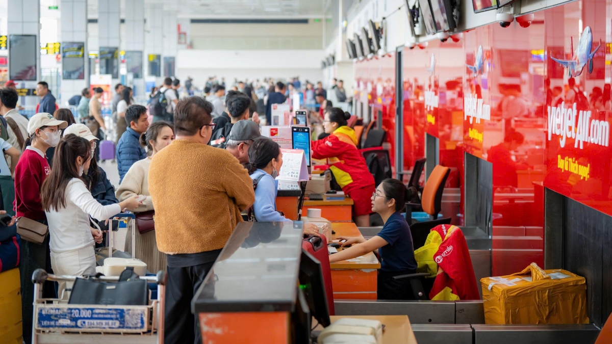 Các khâu làm thủ tục hàng không, soi chiếu an ninh, xuất nhập cảnh và băng chuyền hành lý được tổ chức khoa học, linh hoạt, hạn chế tối đa tình trạng ùn ứ, kéo dài thời gian chờ đợi của hành khách.