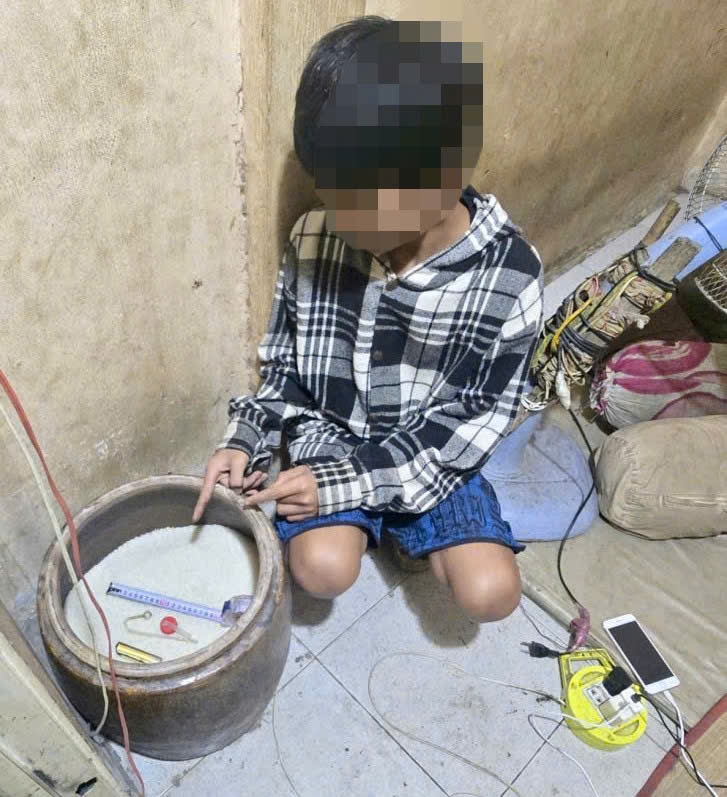 Nơi cất giấu dụng cụ dùng để tổ chức sử dụng trái phép chất ma túy (Ảnh: CA) 