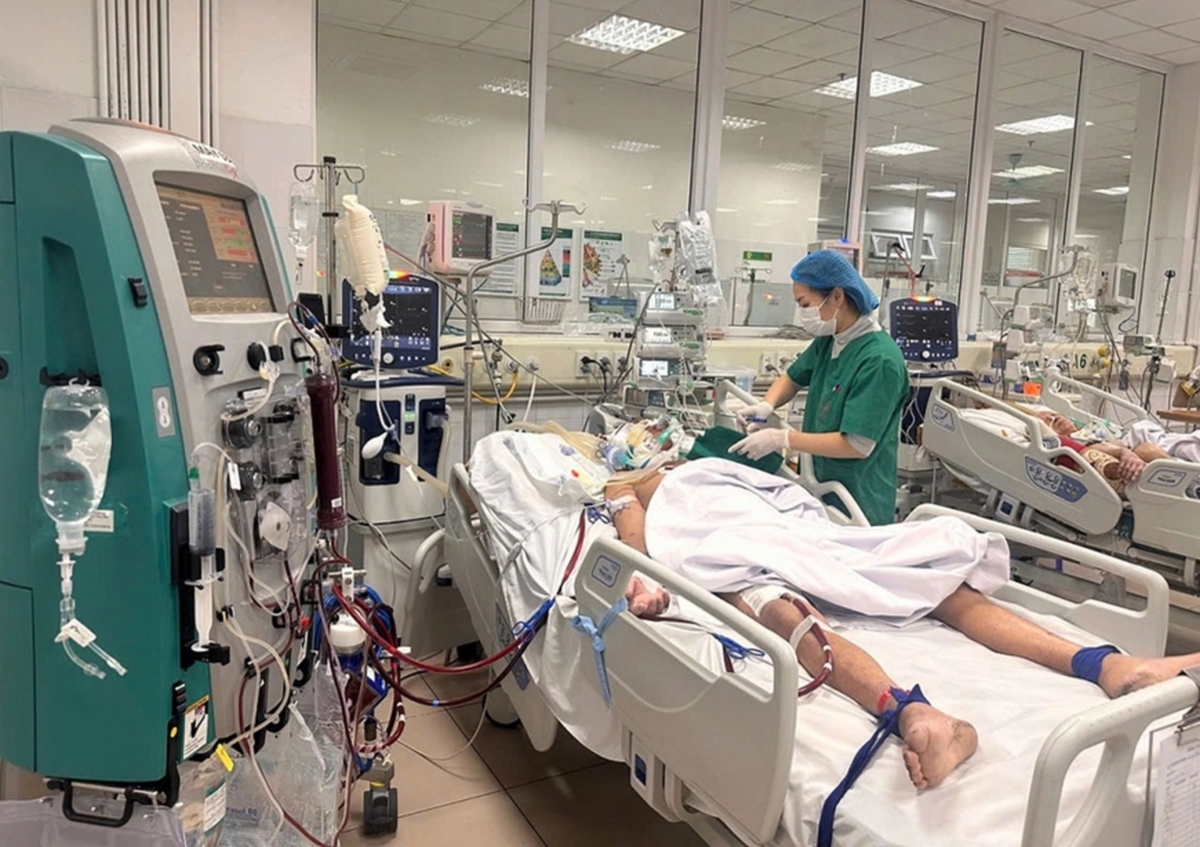 Trong mỗi ca trực, nhân viên y tế không chỉ gánh vác áp lực chuyên môn mà còn chịu nhiều sức ép tâm lý khi giành giật sự sống cho người bệnh. 