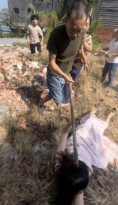 Hành vi của nhóm đối tượng đã có dấu hiệu của “Tội gây rối trật tự công cộng” quy định tại Điều 318 Bộ luật Hình sự.