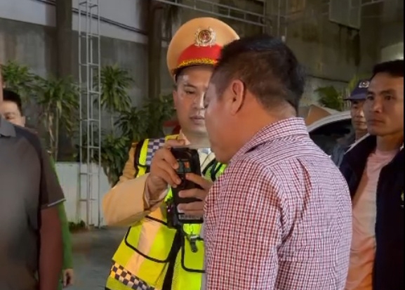 Hình ảnh Tổ công tác đặc biệt đội số 1, Công an Nghệ An kiểm tra lái xe Lê Văn L. (ảnh cắt từ video)