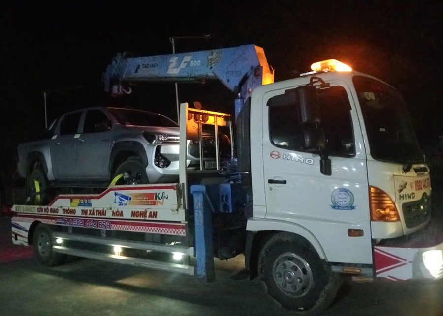 Cảnh sát giao thông lập biên bản niêm phong phương tiện, chở về nơi tạm giữ. (Ảnh: Công an Nghệ An).