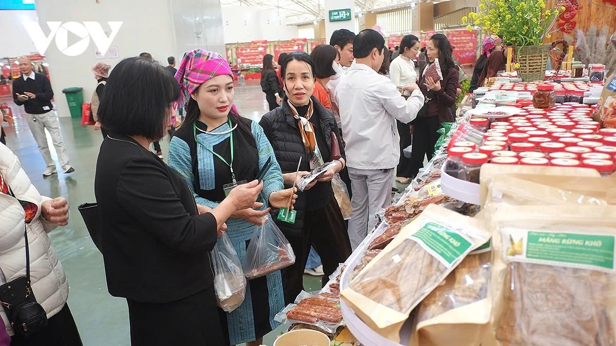 The northwestern culinary specialties on display, including smoked meat, sausages, hot dogs, chẩm chéo (a traditional dipping sauce), as well as fruits, tea, and coffee, are all made from natural ingredients sourced from the region’s mountains and forests, and their distinctive local cooking methods also attract visitors.