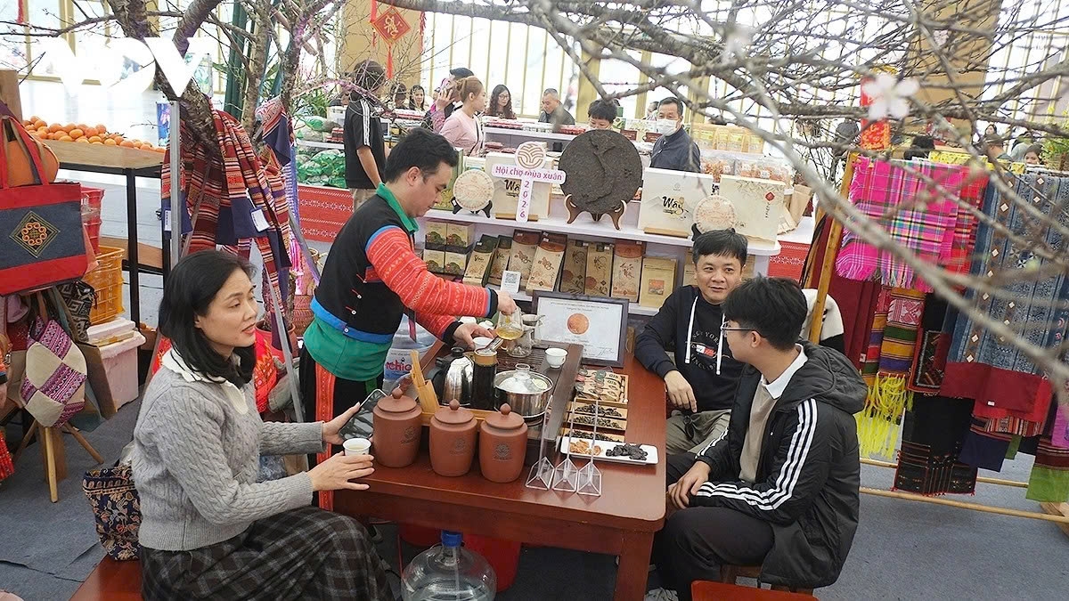 Vi Oanh, a local resident from Lang Son province, shares that the fair helps her understand more about the culture in the northwestern region.