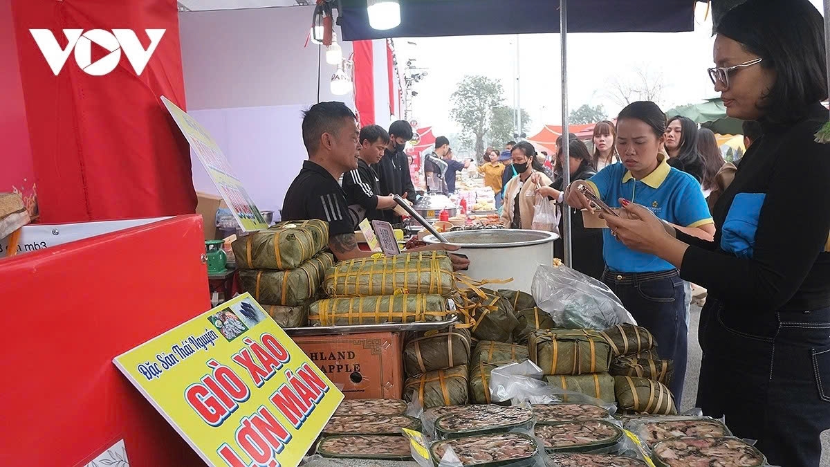 At the outdoor food court of the 2026 Spring Fair, the stalls featuring cuisine from the northwest highlands attract a large number of visitors.