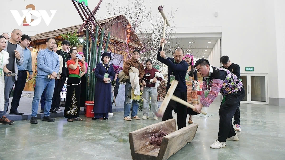 The stalls also tell the stories about local products for visitors to explore, experience, and spread the value of traditional highland culinary culture.