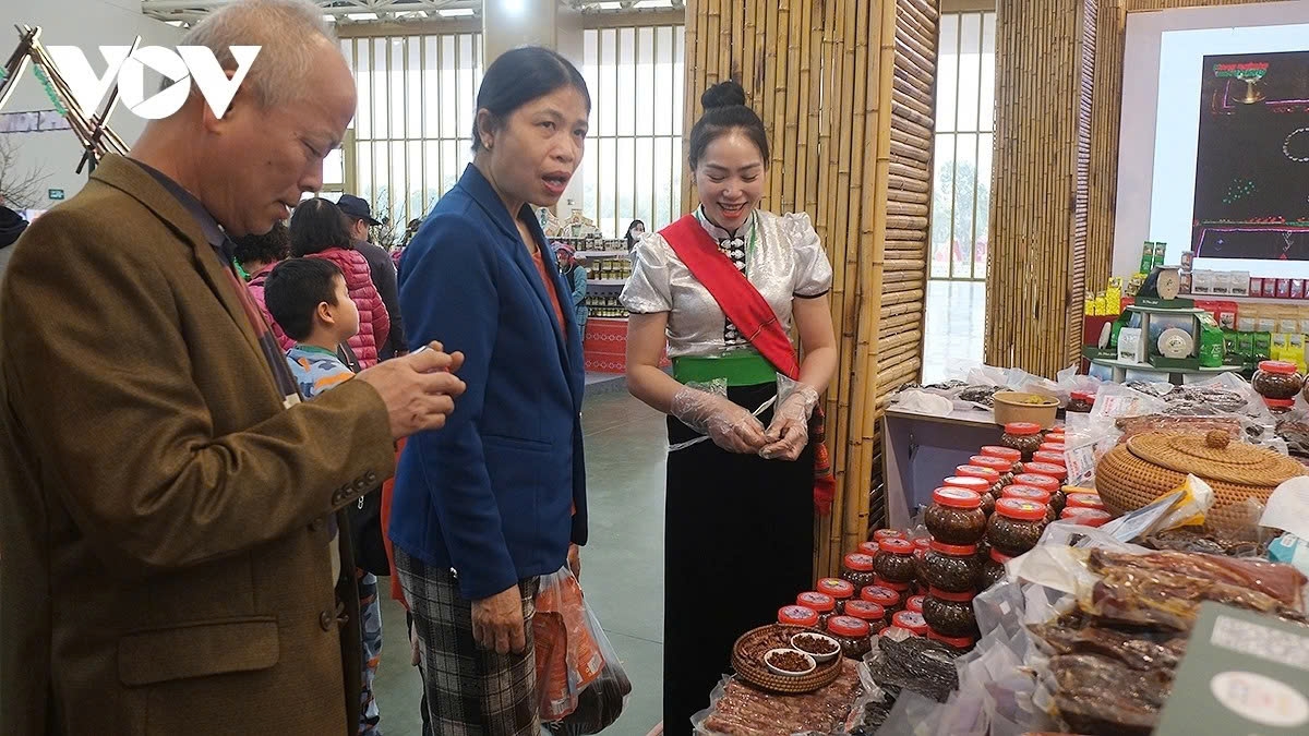 Sustomers are highly interested in specialties from the northwestern region. Smoked meat, sausages, hot dogs, and chẩm chéo are particularly popular with customers in Hanoi, says Lo Thi Suong, owner of the Phong Suong smoked meat production facility in Dien Bien Province.