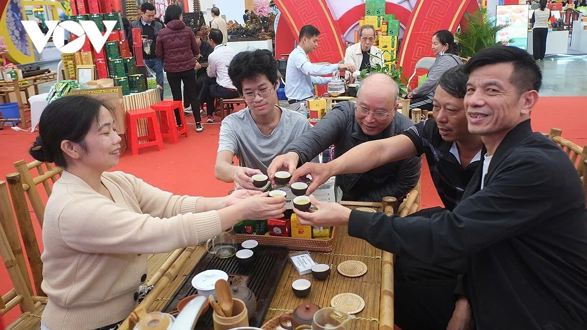 Doan Anh Dung, a local resident from Hanoi, shares that he enjoys specialty tea from the highlands, such as San Tuyet tea or Thai Nguyen bud tea.