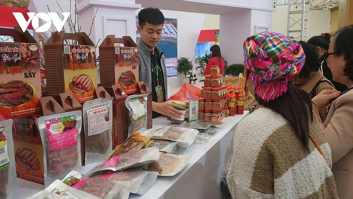 The Spring Fair also introduces customs and daily lives of the Thai, Mong, Dao, Tay ethnic groups.