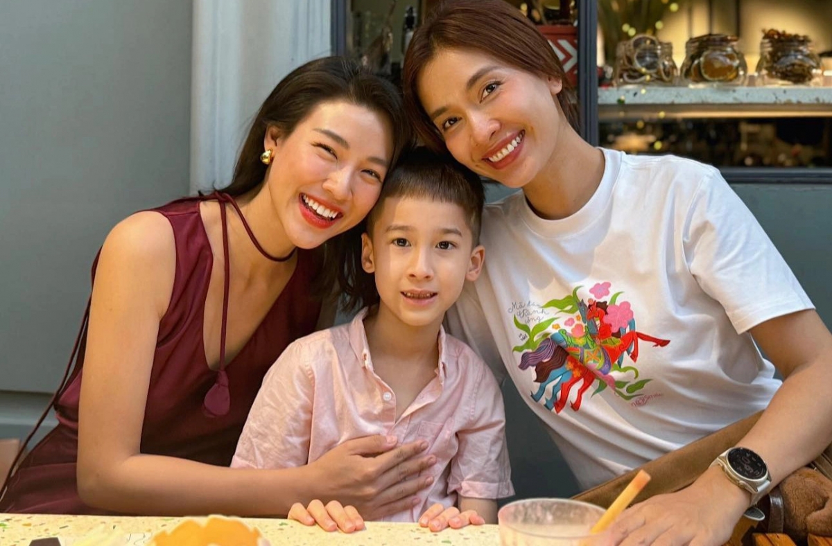 MC Hoàng Oanh đăng ảnh chụp cùng con trai lai Tây và ca sĩ Ái Phương, đùa rằng đây chính là 'người ấy' của cô. Gần đây Hoàng Oanh úp mở đã tìm được tình yêu mới sau ly hôn nhưng chưa công khai danh tính, hình ảnh bạn trai.