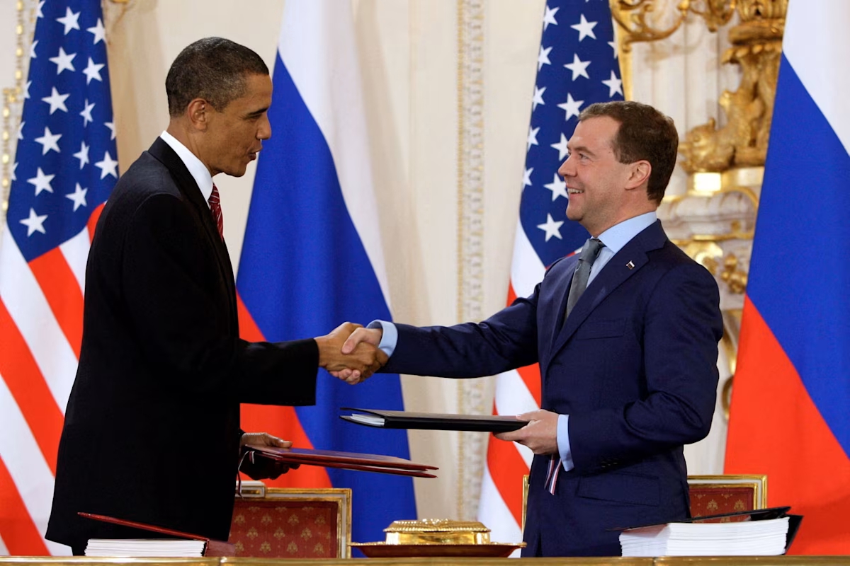 Tổng thống Mỹ Barack Obama và Tổng thống Nga Dmitry Medvedev ký kết hiệp ước mang tính bước ngoặt, cam kết cắt giảm sâu vũ khí hạt nhân của hai nước, tại Praha năm 2010. Ảnh: Ria Novosti