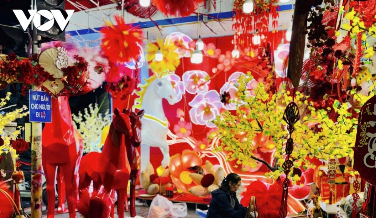 For the Lunar Year of the Horse (Binh Ngo) 2026, many decorations feature horse motifs -symbols of strength, good fortune and auspicious beginnings, adding a distinctive highlight among the traditional red displays for Tet.