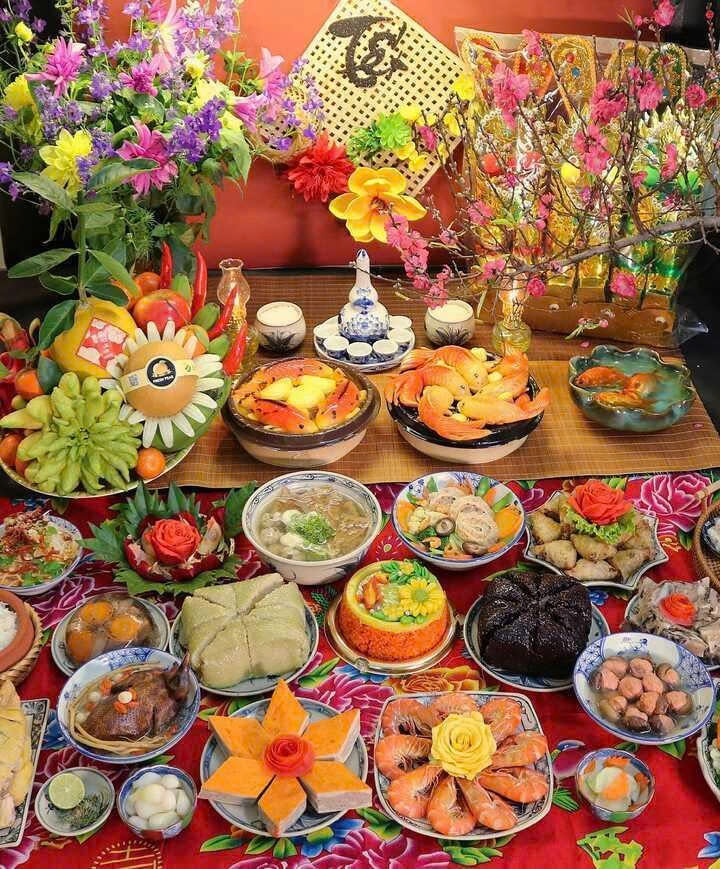 Mâm cỗ ngày 23 tháng Chạp trong đời sống hiện đại có vàng mã, cá, đồ ăn ngọt - mặn... (Ảnh: Vu Thu Huong)