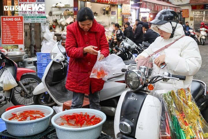 Người dân sắm lễ tại chợ Hàng Bè. (Ảnh: Minh Đức)