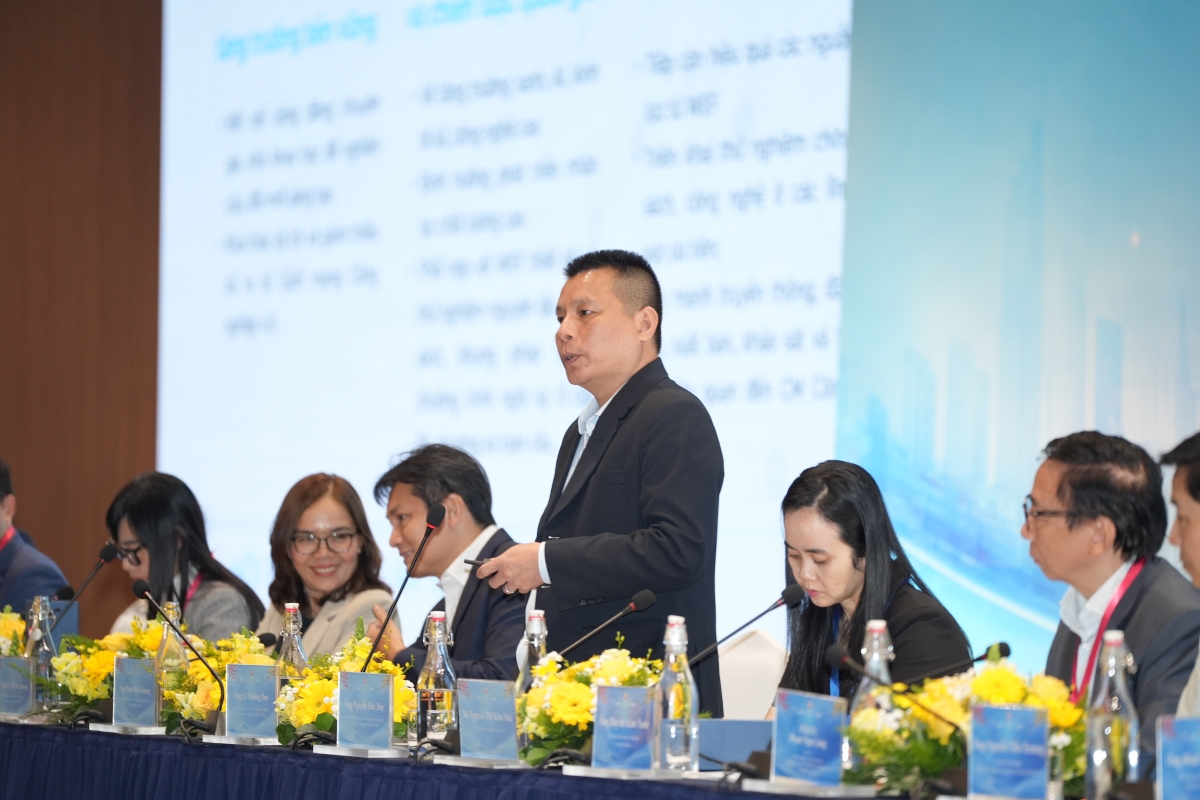 Ông Nguyễn Đức Huy, Phó Giám Đốc HCMC C4IR trình bày tham luận