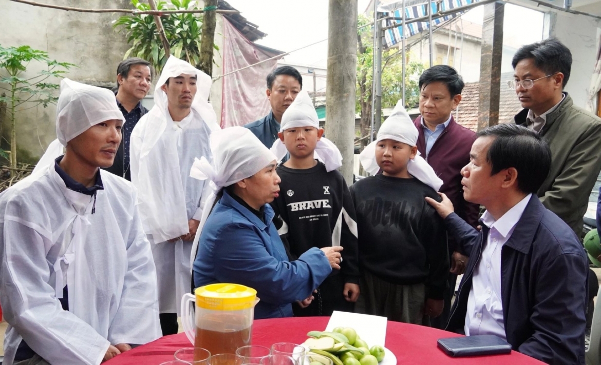Ông Nguyễn Văn Phương, Bí thư Tỉnh ủy Quảng Trị cùng lãnh đạo tỉnh chia sẻ nỗi mất mát với gia đình người gặp nạn