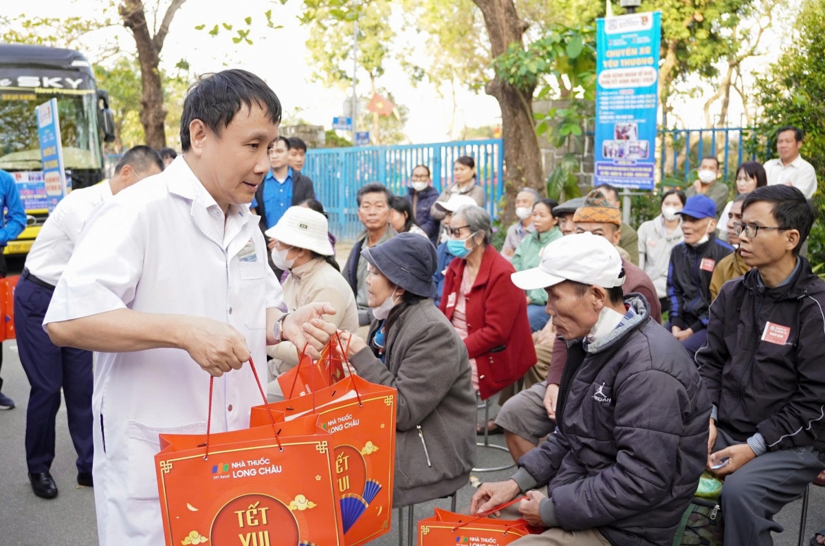Ông Phạm Như Hiệp, Giám dốc Bệnh viện Trung ương Huế tặng quà các bệnh nhân trước khi về quê
