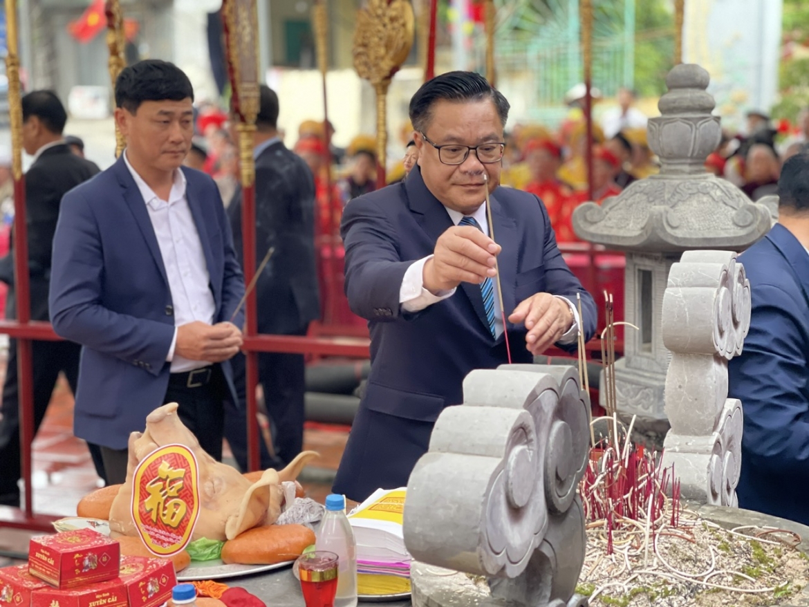 Ngay sau phần rước đức thánh, ông Lê Văn Tháp, Chủ tịch UBND phường Liên Hòa gióng trống khai hội và dâng hương tại Lễ hội Xuân Đình làng Lưu Khê.