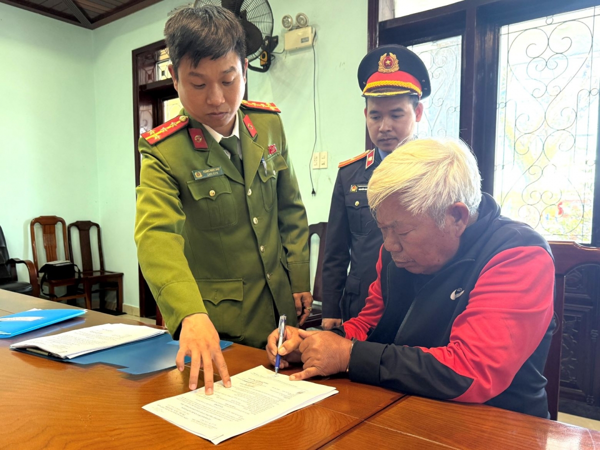 Ông Trần Hải Sinh (sinh năm 1960), Giám đốc Công ty TNHH Khai thác và Chế biến khoáng sản Hucera tại
cơ quan công an.