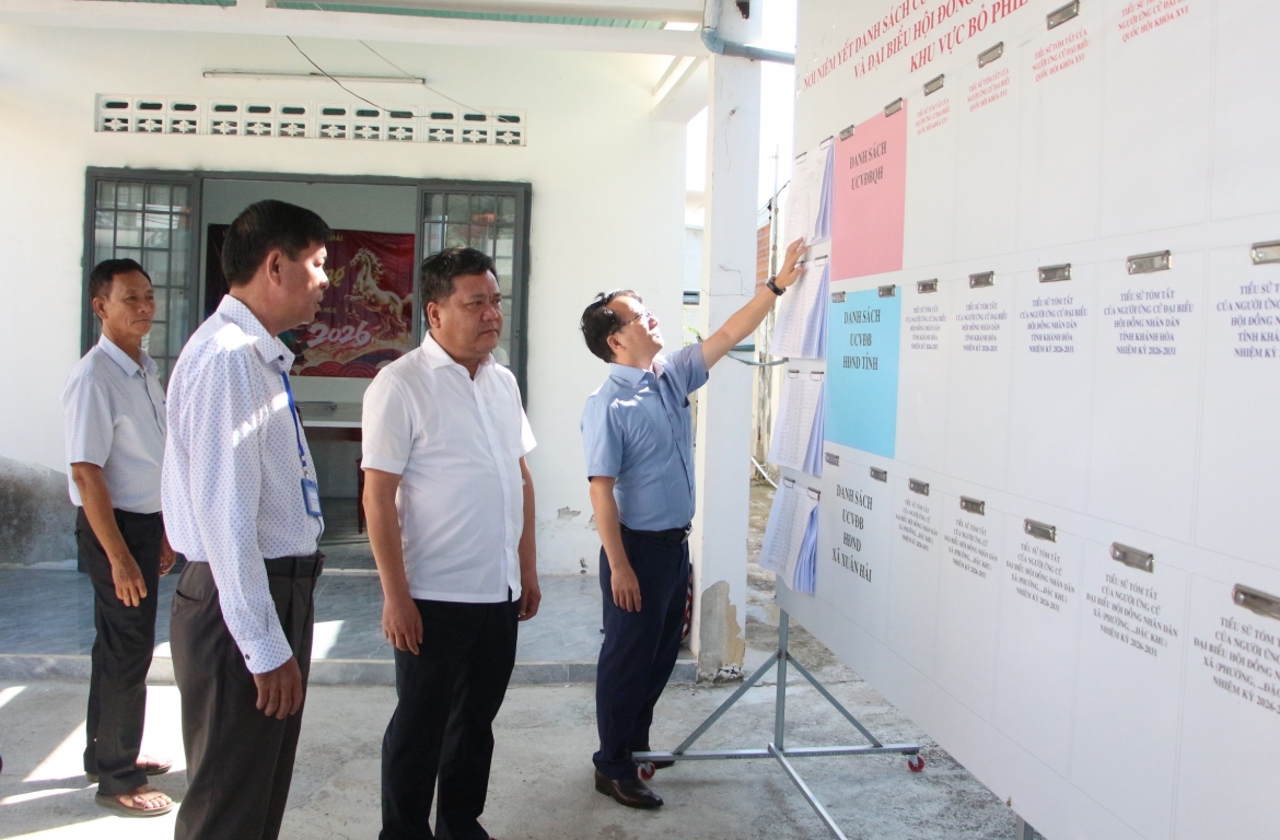 Ông Trần Phong, Chủ tịch UBND tỉnh, Chủ tịch Ủy ban Bầu cử tỉnh Khánh Hòa kiểm tra công tác chuẩn bị bầu cử tại phía Nam tỉnh (tỉnh Ninh Thuận cũ)