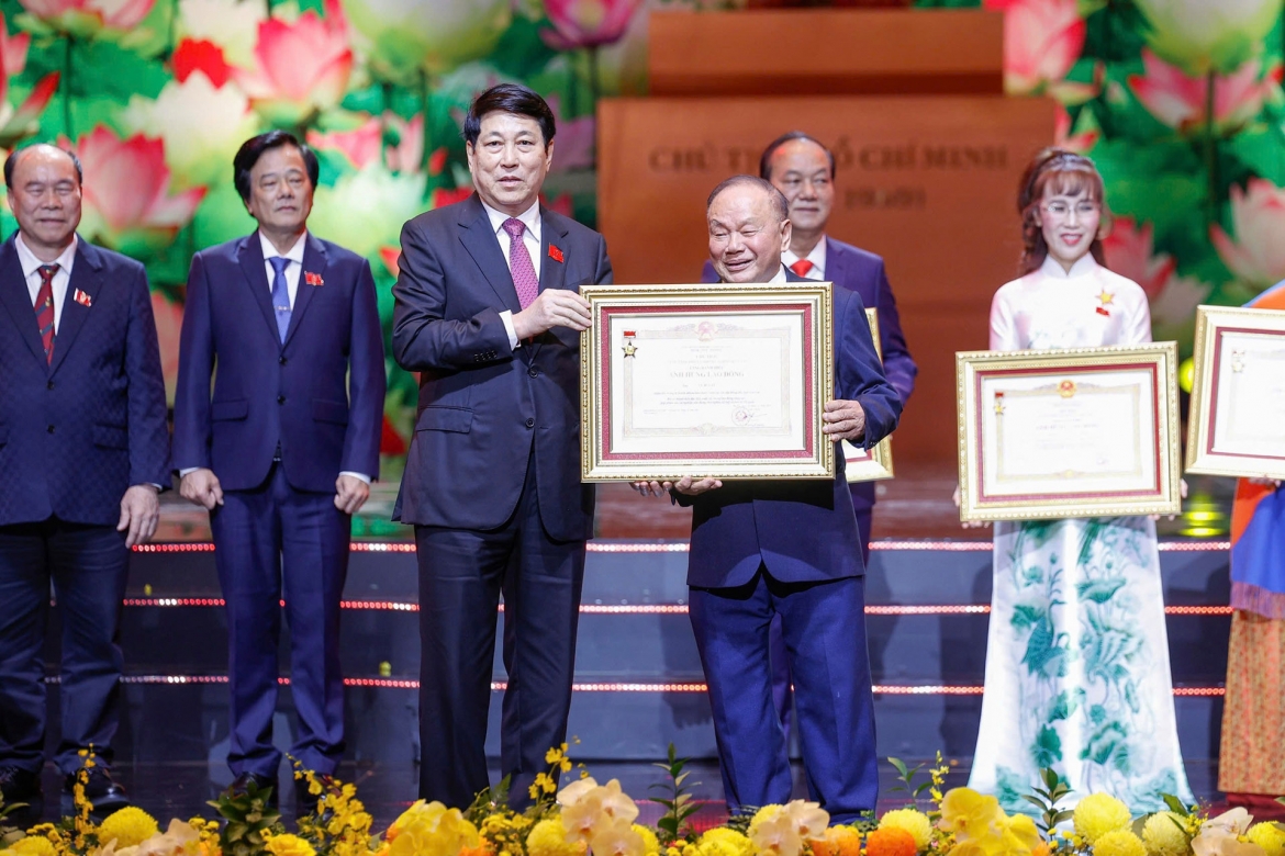 Chủ tịch nước Lương Cường trao danh hiệu Anh hùng Lao động cho ông Vũ Hữu Lê.