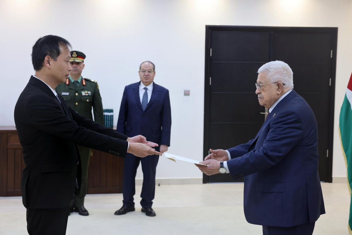 Đại sứ Nguyễn Nam Dương trình thư Ủy nhiệm lên Tổng thống Palestine Mahmoud Abbas. (Ảnh: ĐSQ Việt Nam tại Ai Cập)