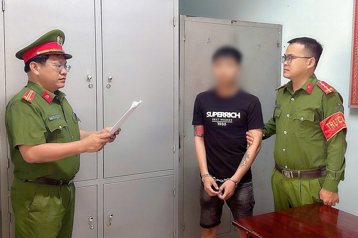 Ngày 24/2, Công an phường Điện Bàn Đông, Đà Nẵng đã phối hợp Phòng Cảnh sát điều tra tội phạm về ma túy bắt giữ đối tượng Phan Hồng Thiện (SN 1998, trú tại khối phố Ngân Giang, phường Điện Bàn Đông). Đây là đối tượng thuộc diện truy nã đặc biệt nguy hiểm về hành vi tổ chức mua bán trái phép chất ma túy. (Ảnh: CACC)