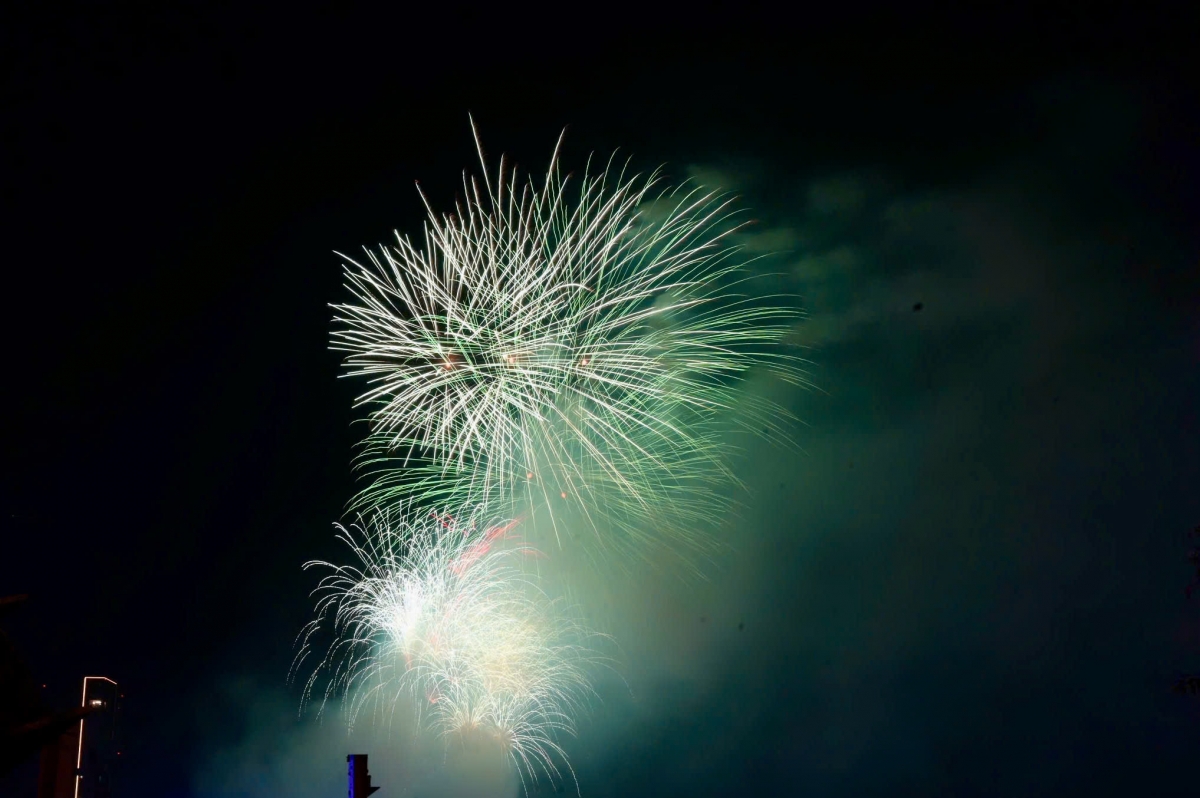 Pháo hoa rực rỡ ở TP.HCM