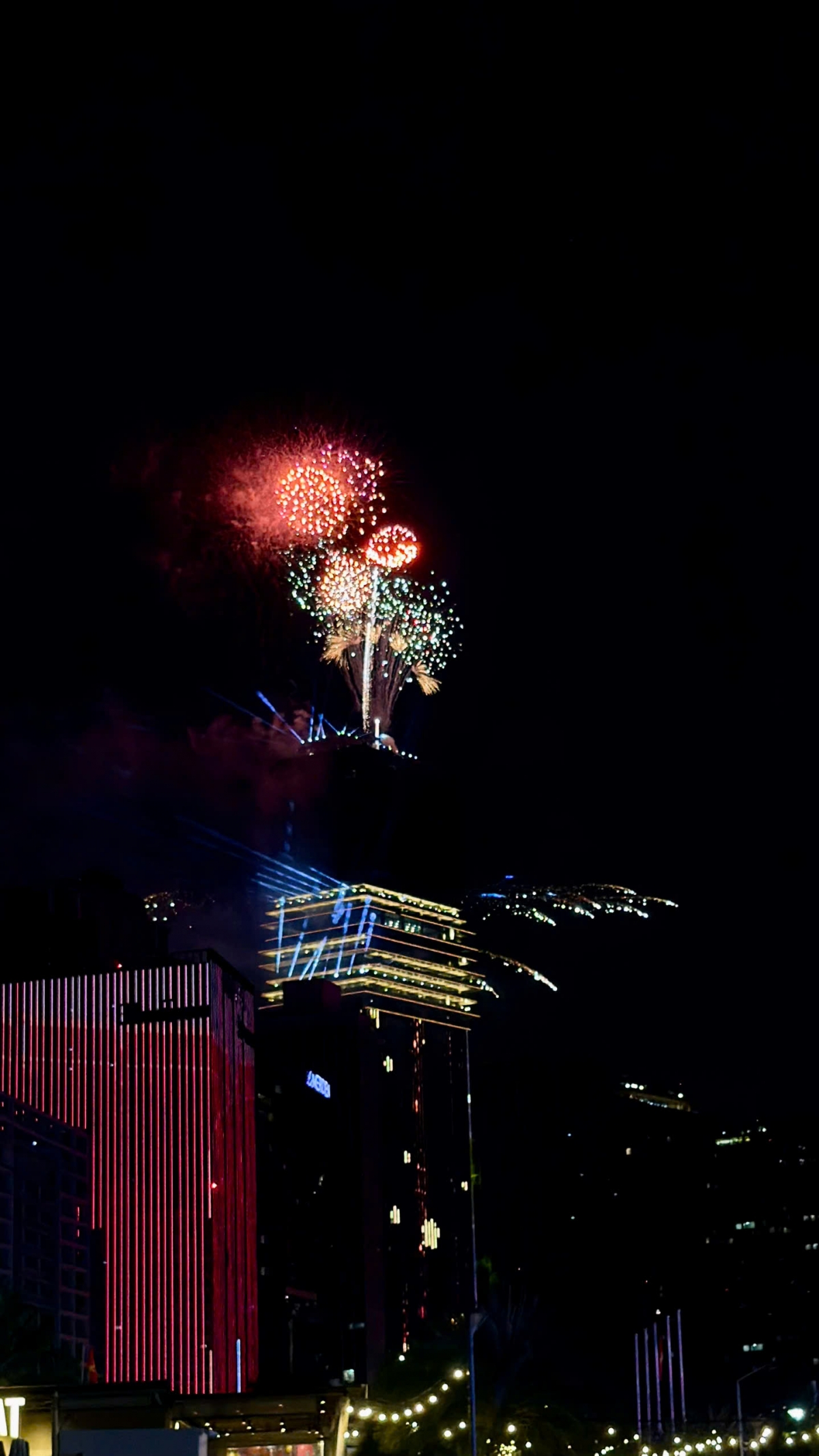 Pháo hoa tầm cao là một "món ăn" tinh thần được người dân rất yêu thích