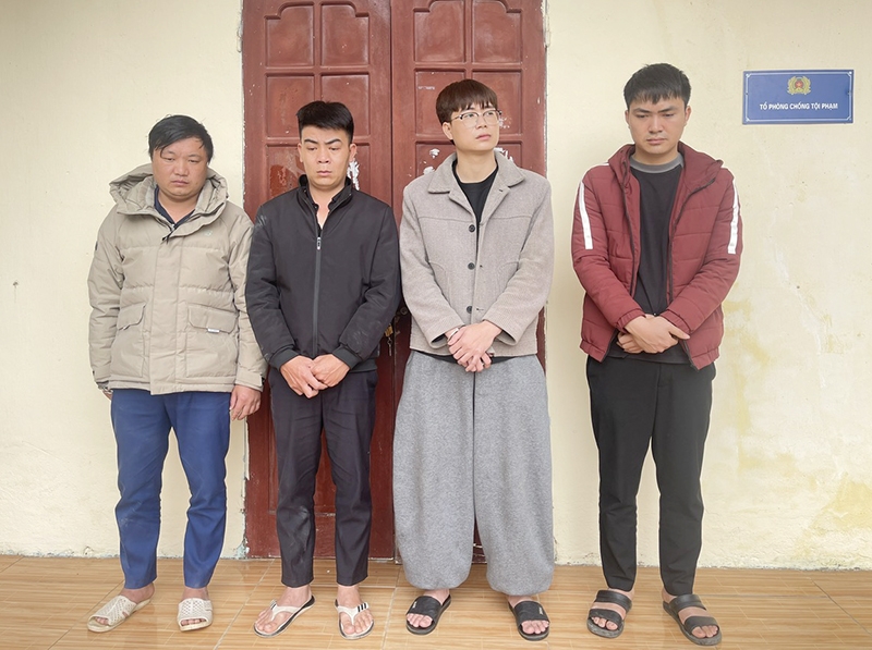 Các đối tượng mua bán pháo trái phép tại cơ quan Công an xã Tân Ninh