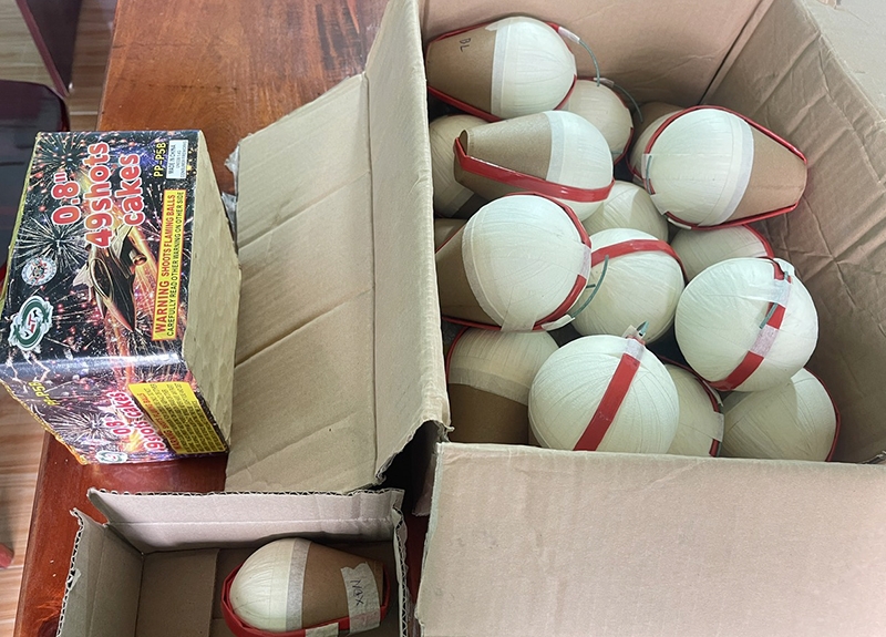 Số pháo tự chế được lực lượng Công an xã Tân Ninh thu giữ.