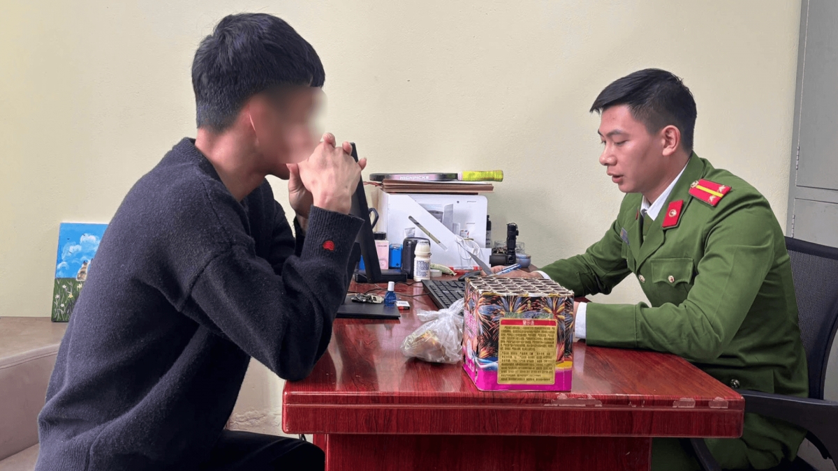 Công an xã An Khánh lấy lời khai anh Hoàng Thanh Tùng về hành vi đốt pháo hoa nổ trái phép
