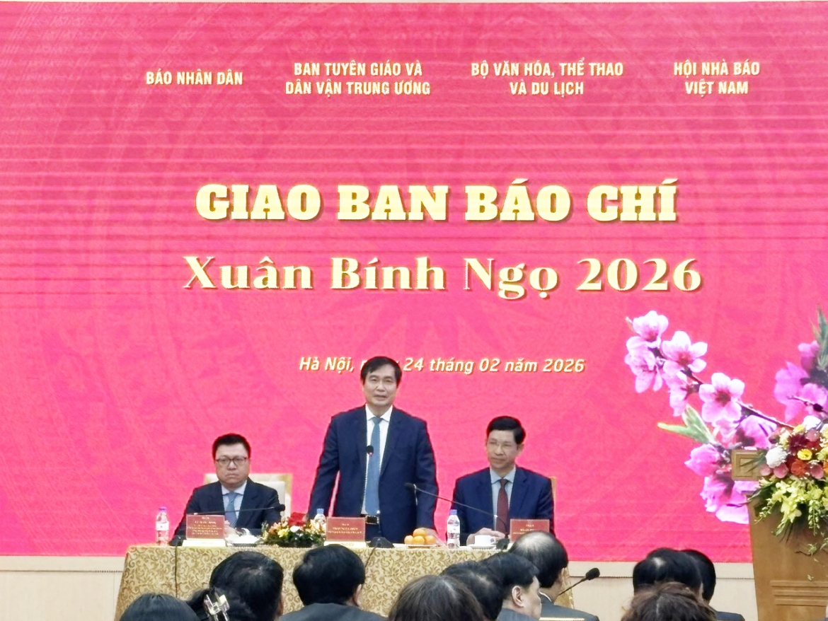 Ông Lê Quốc Minh, Phó Trưởng Ban Tuyên giáo và Dân vận Trung ương, Tổng Biên tập Báo Nhân Dân;  Phó Trưởng Ban Tuyên giáo và Dân vận Trung ương Phan Xuân Thủy; Thứ trưởng Bộ Văn hóa, Thể thao và Du lịch Hồ An Phong chủ trì hội nghị.
