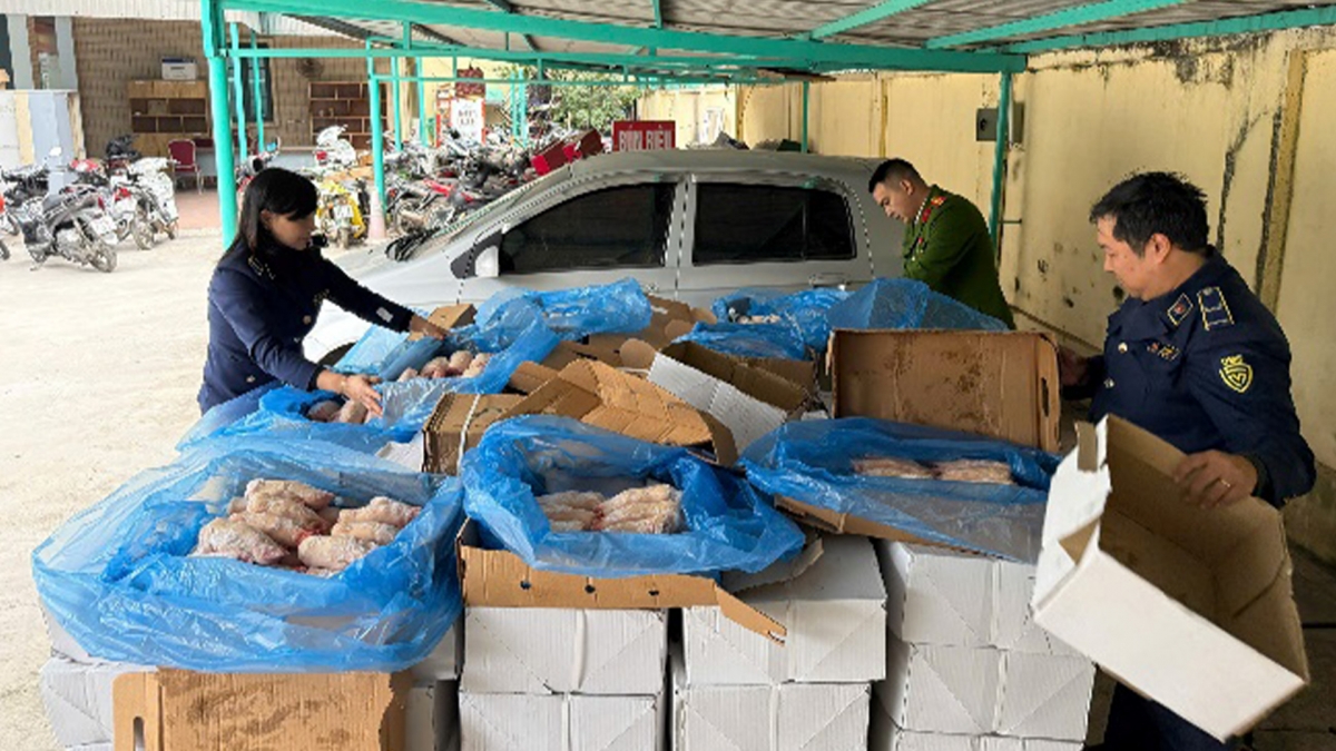 Tổ công tác kiểm tra số hàng vi phạm